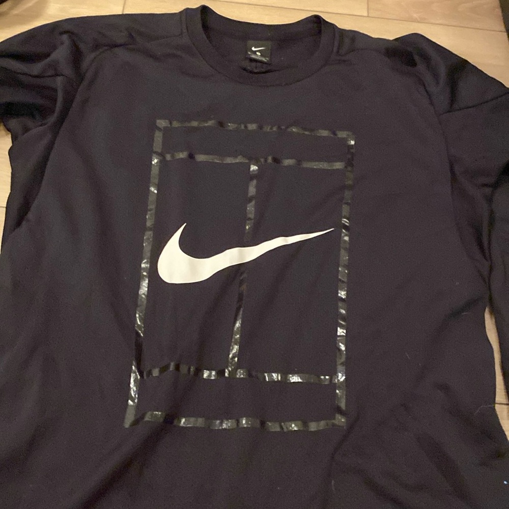 Mens adult XL long sleeve nike shirt with pockets on the back